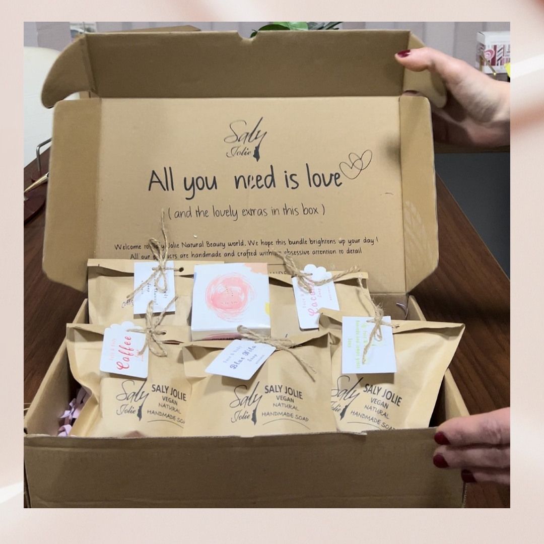 صندوق يحتوي على ستة صابونات عضوية